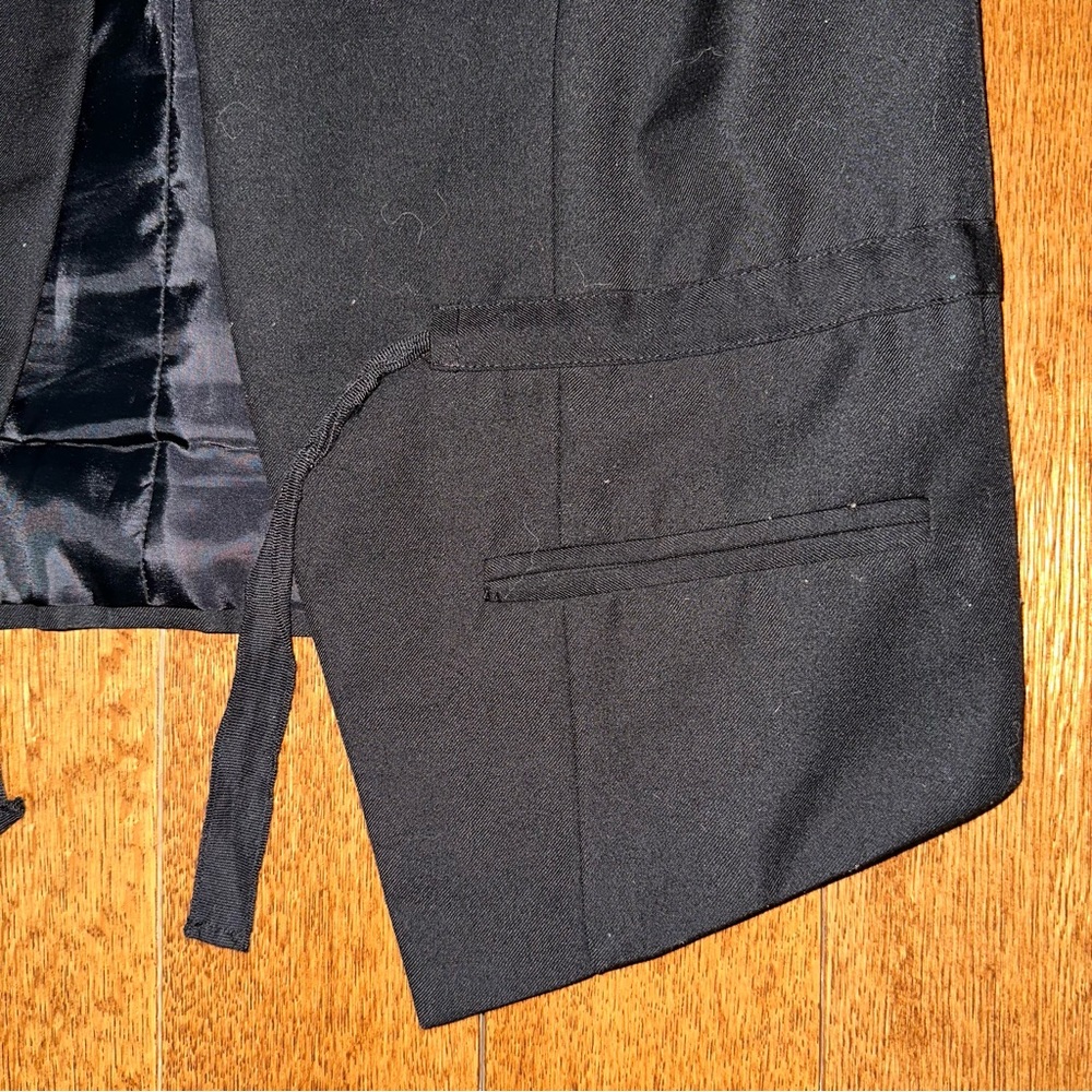Vest - Picture 2 of 6